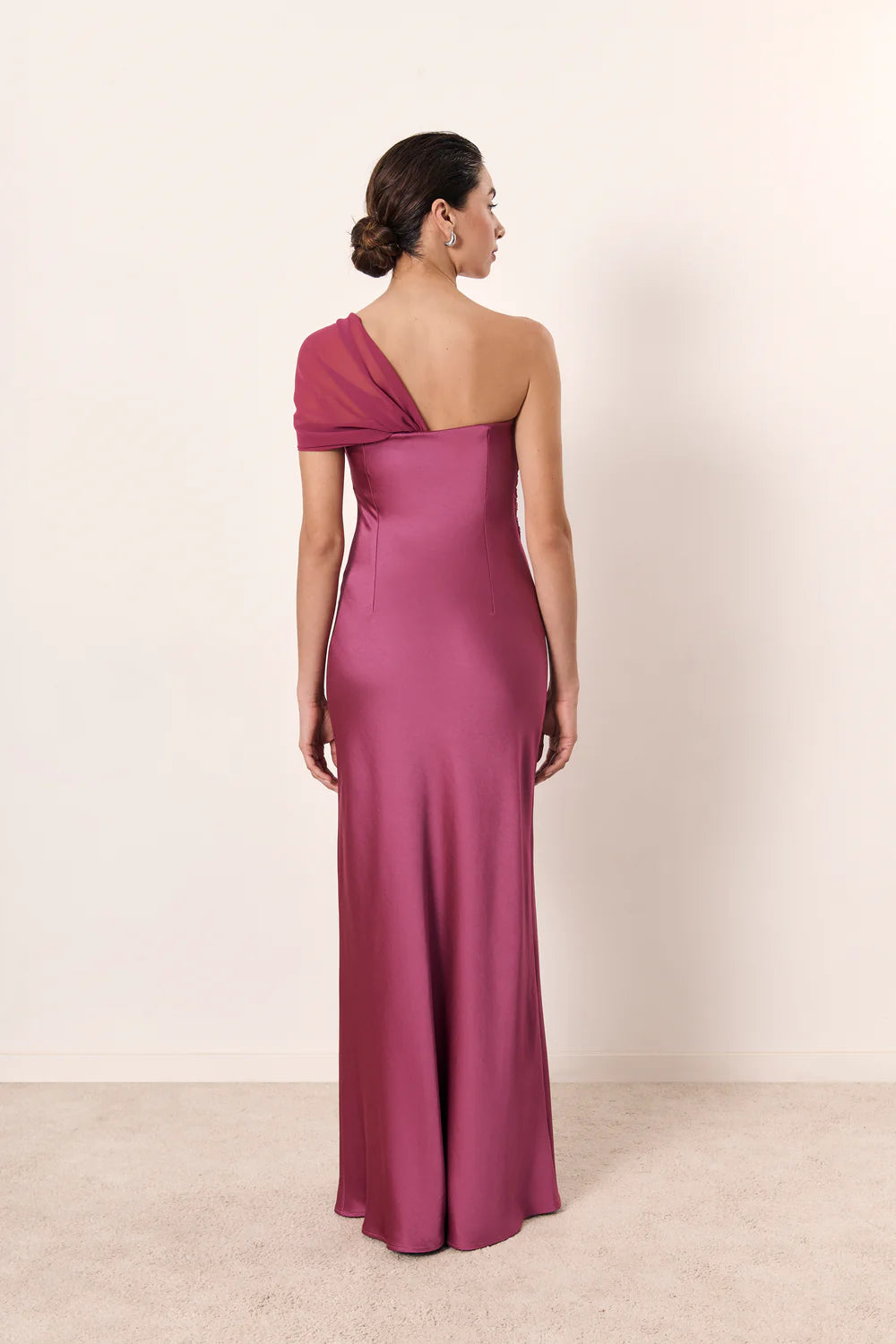 LOURDES - VESTIDO LARGO ASIMÉTRICO CON LAZADA DE GASA