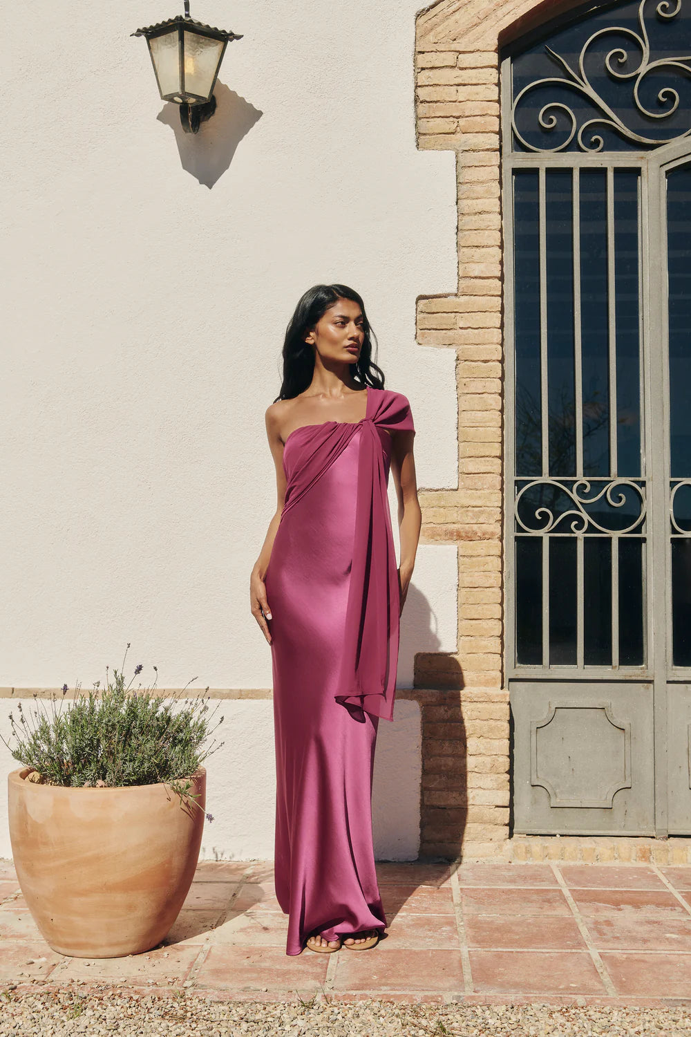 LOURDES - VESTIDO LARGO ASIMÉTRICO CON LAZADA DE GASA