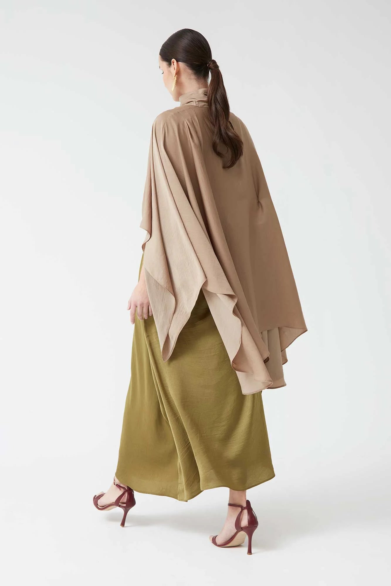KENIA - CONJUNTO VESTIDO Y CAPA