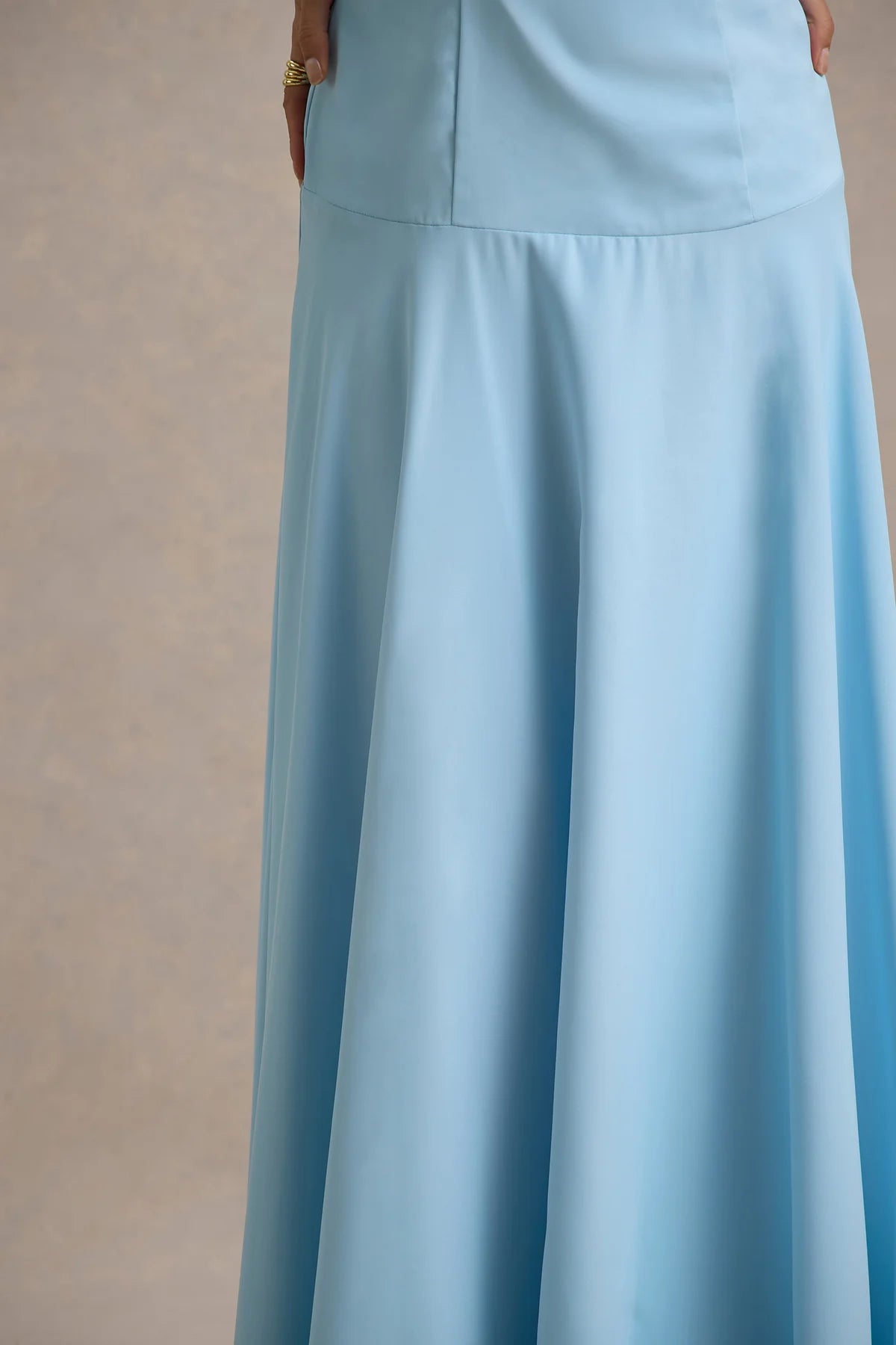 ELEANOR - VESTIDO LARGO HALTER CON LAZO Y FALDA PLISADA